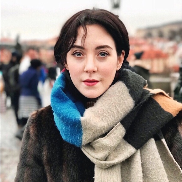 Meet your Posher, Caroline - Picture 1 of 3